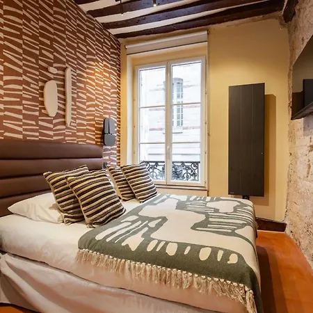 Refinement & Parisian Charm - 4br-8p - Marais Apartment
